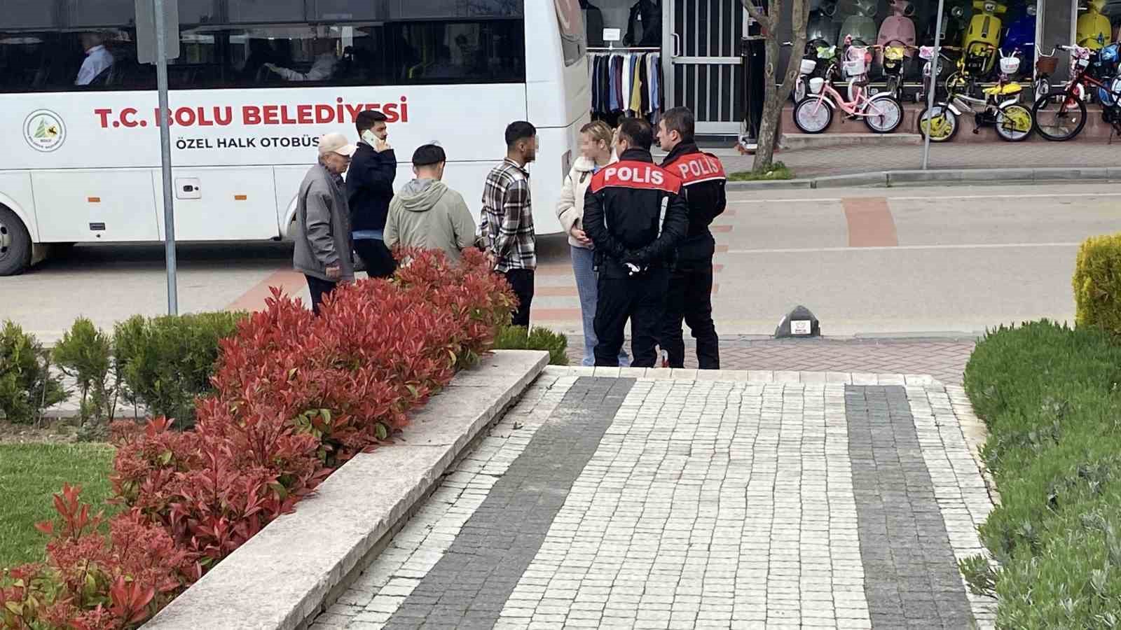 Kız kardeşini kafede bir erkekle görünce ortalığı birbirine kattı
