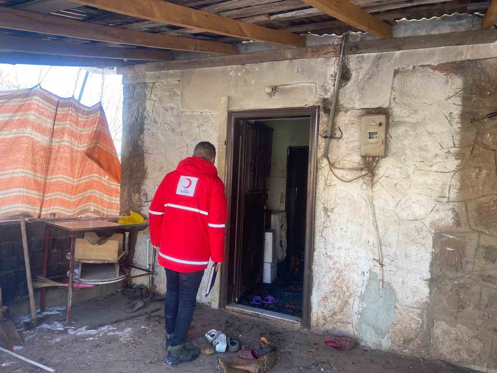 Kızılay, AFAD ve gönüllüler, Tunceli’nin zorlu kış şartlarında ihtiyaç sahiplerine ulaştı
Kızılay, AFAD ve gönüllüler, Tunceli’nin zorlu kış şartlarında ihtiyaç sahiplerine ulaştı