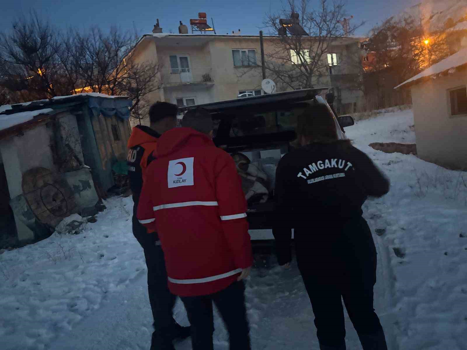 Kızılay, AFAD ve gönüllüler, Tunceli’nin zorlu kış şartlarında ihtiyaç sahiplerine ulaştı
Kızılay, AFAD ve gönüllüler, Tunceli’nin zorlu kış şartlarında ihtiyaç sahiplerine ulaştı