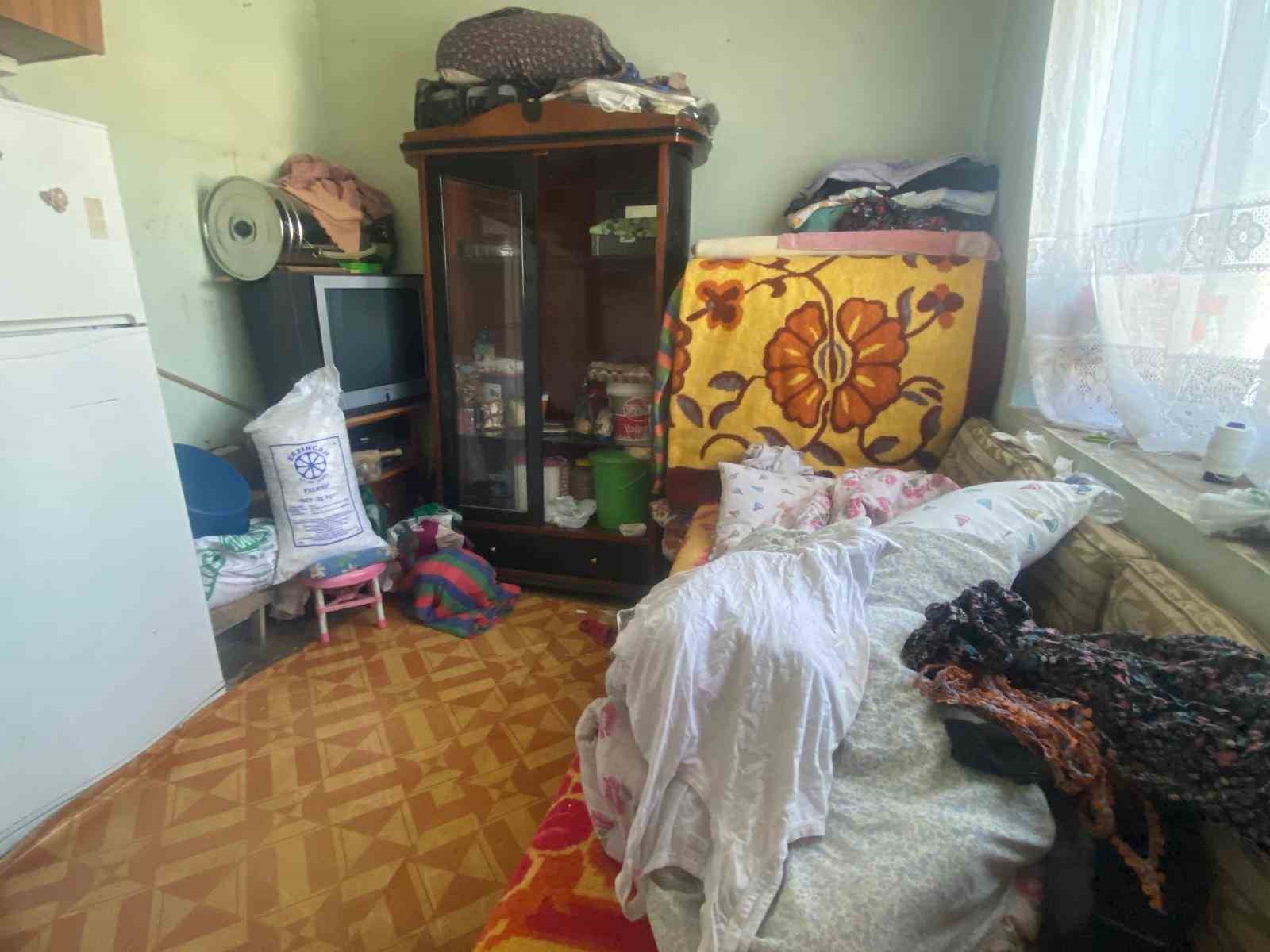 Kızılay, AFAD ve gönüllüler, Tunceli’nin zorlu kış şartlarında ihtiyaç sahiplerine ulaştı
Kızılay, AFAD ve gönüllüler, Tunceli’nin zorlu kış şartlarında ihtiyaç sahiplerine ulaştı