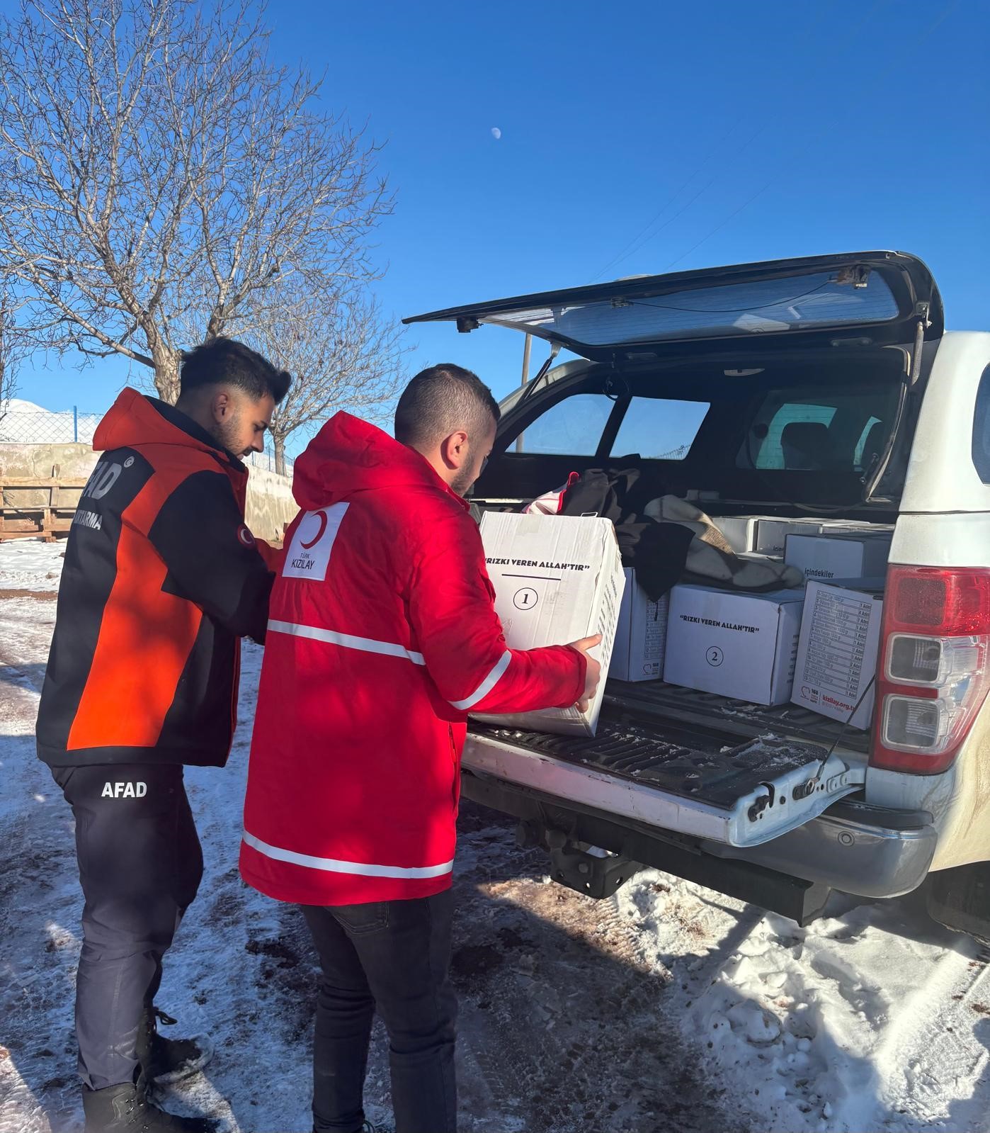 Kızılay, AFAD ve gönüllüler, Tunceli’nin zorlu kış şartlarında ihtiyaç sahiplerine ulaştı
Kızılay, AFAD ve gönüllüler, Tunceli’nin zorlu kış şartlarında ihtiyaç sahiplerine ulaştı