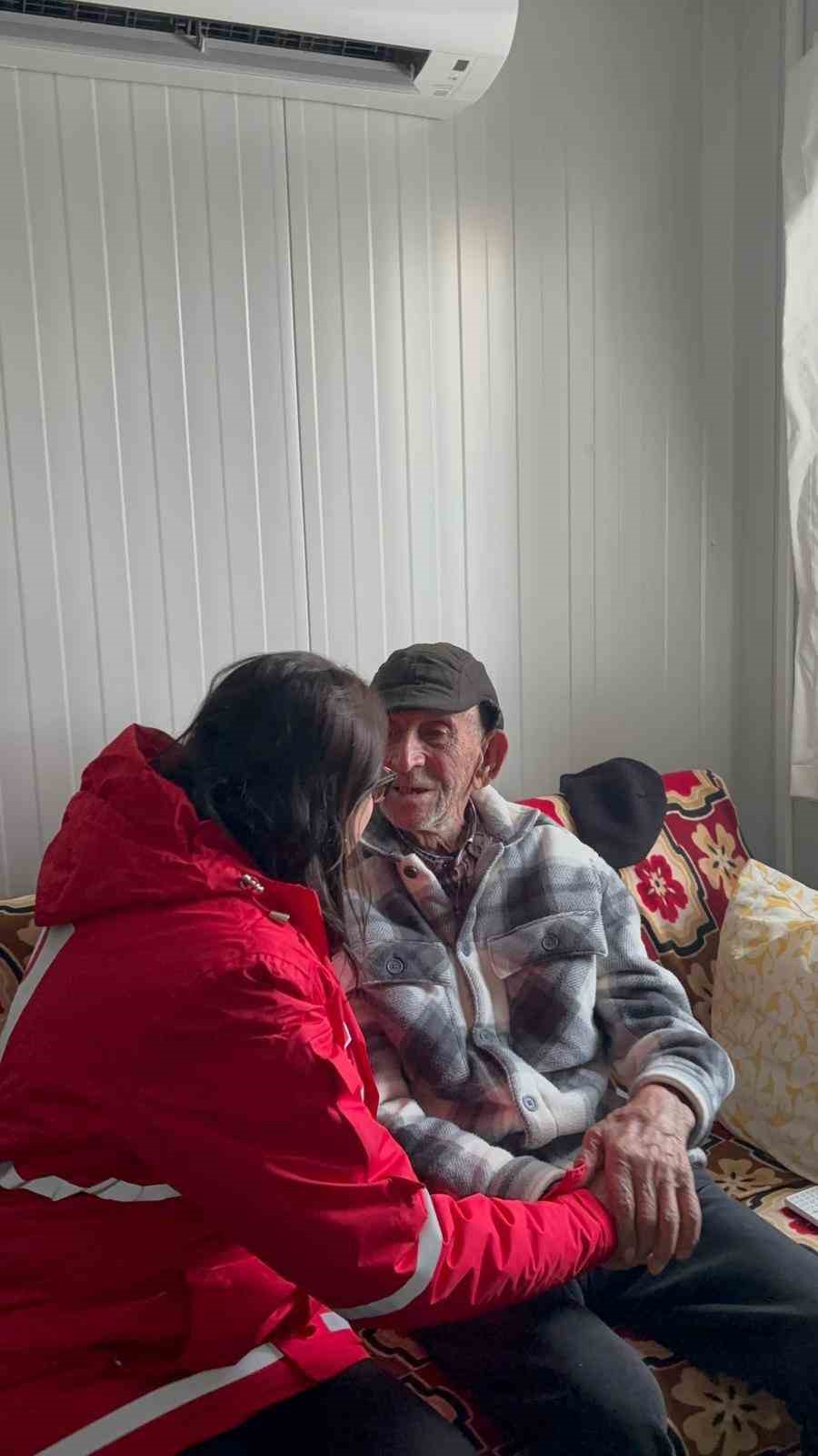 Kızılay, AFAD ve gönüllüler, Tunceli’nin zorlu kış şartlarında ihtiyaç sahiplerine ulaştı
Kızılay, AFAD ve gönüllüler, Tunceli’nin zorlu kış şartlarında ihtiyaç sahiplerine ulaştı