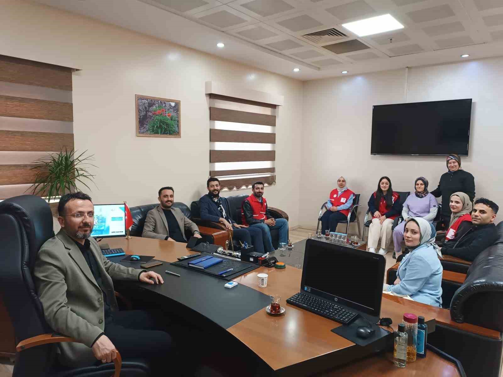 Kızılay heyetinden anlamlı hastane ziyareti
