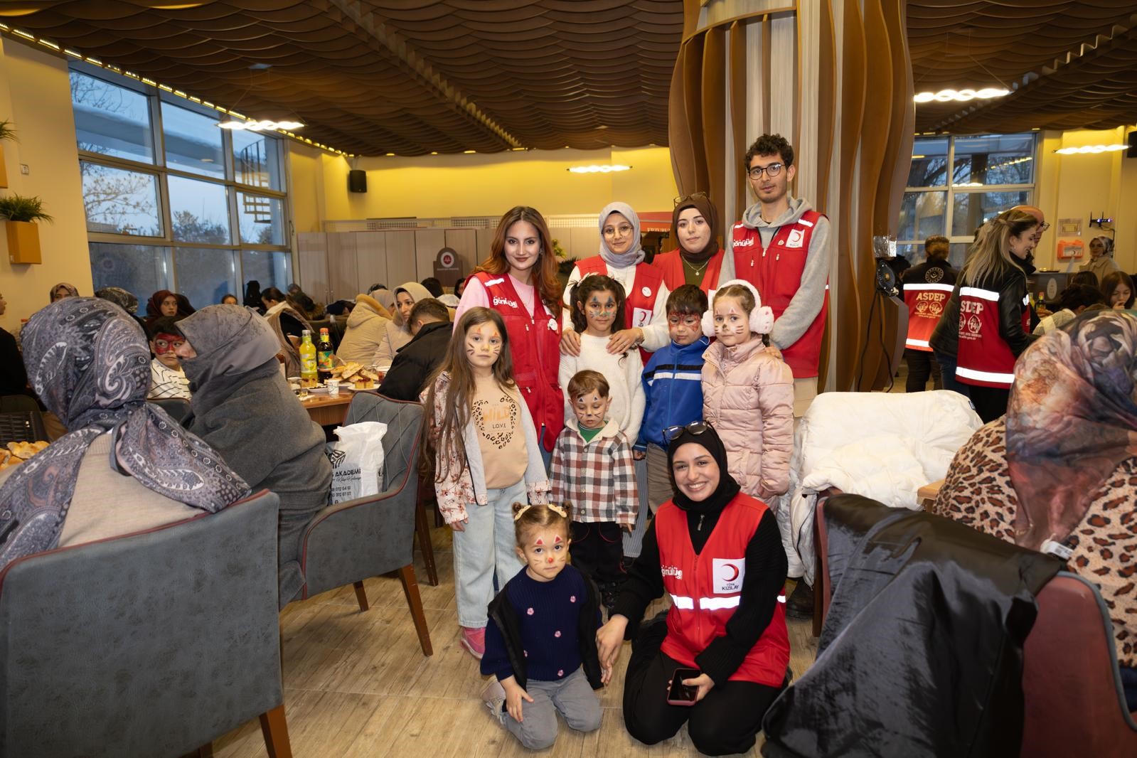 Kızılay Kadın’dan anlamlı iftar: Yetimler unutulmadı
