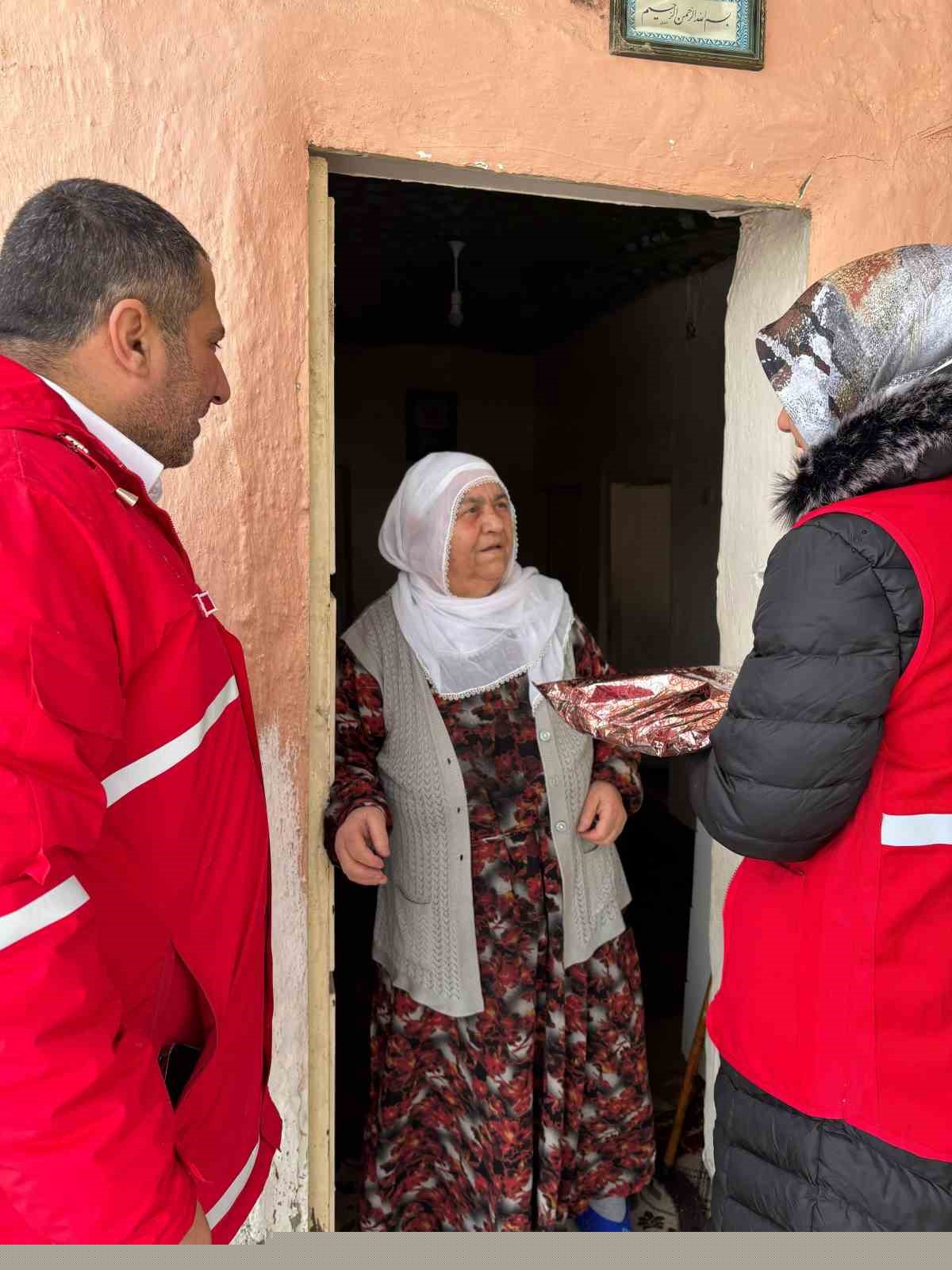 Kızılay Muradiye Şubesi’nden 8 Mart ziyareti

