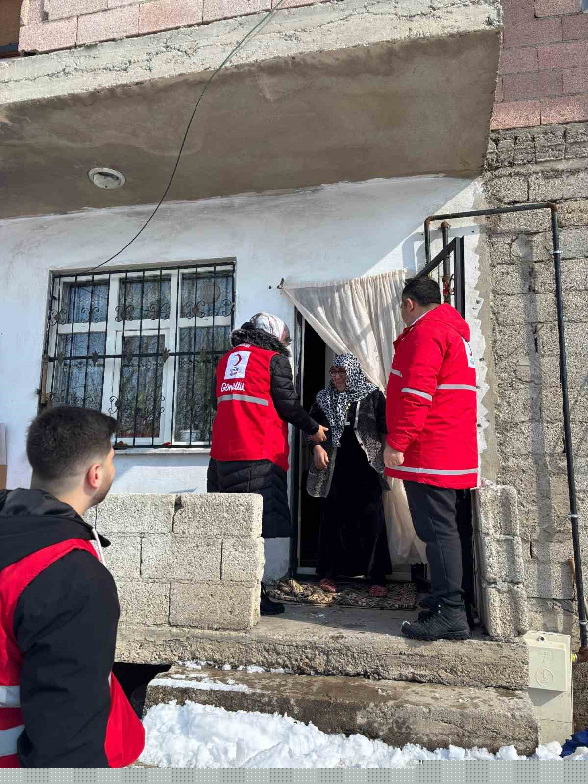 Kızılay Muradiye Şubesi’nden 8 Mart ziyareti
