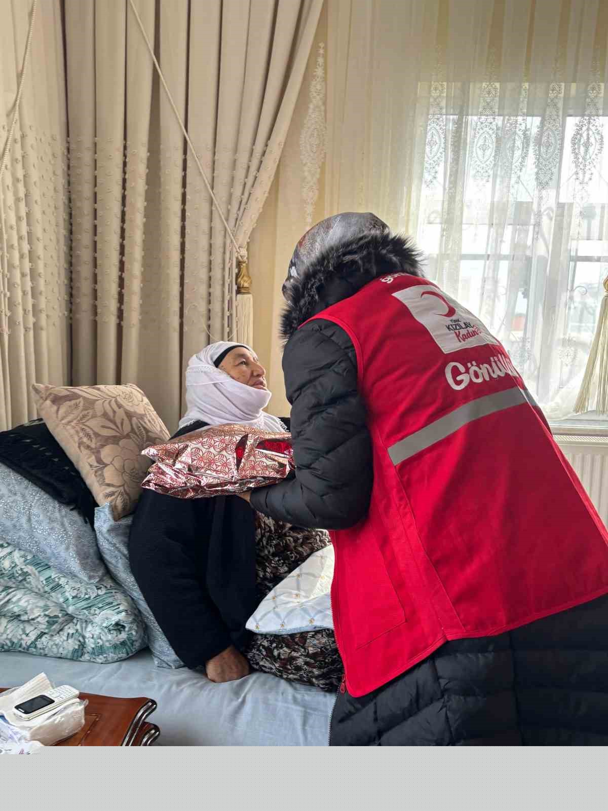 Kızılay Muradiye Şubesi’nden 8 Mart ziyareti
