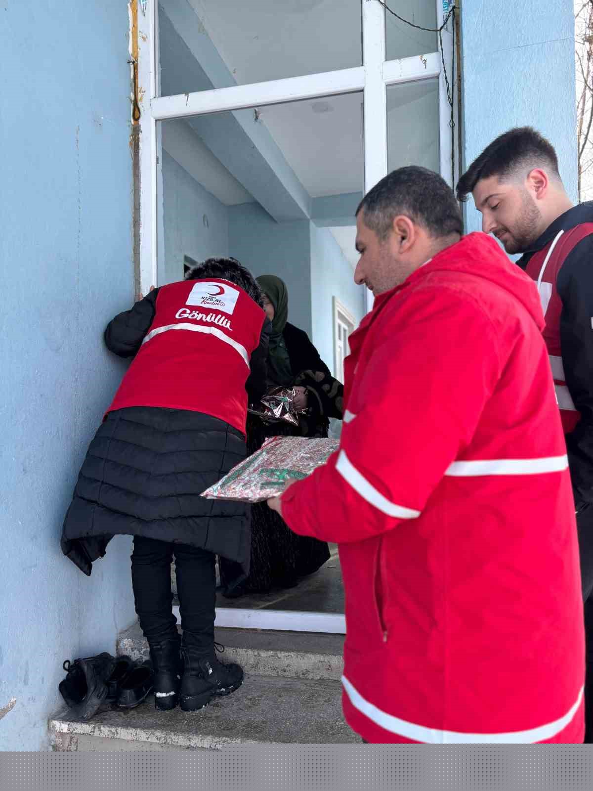 Kızılay Muradiye Şubesi’nden 8 Mart ziyareti
