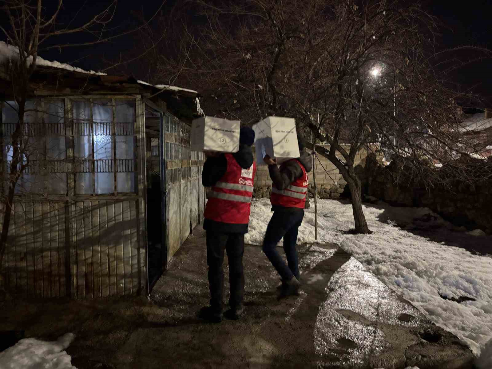 Kızılay Muradiye Şubesinden ihtiyaç sahibi ailelere gıda desteği

