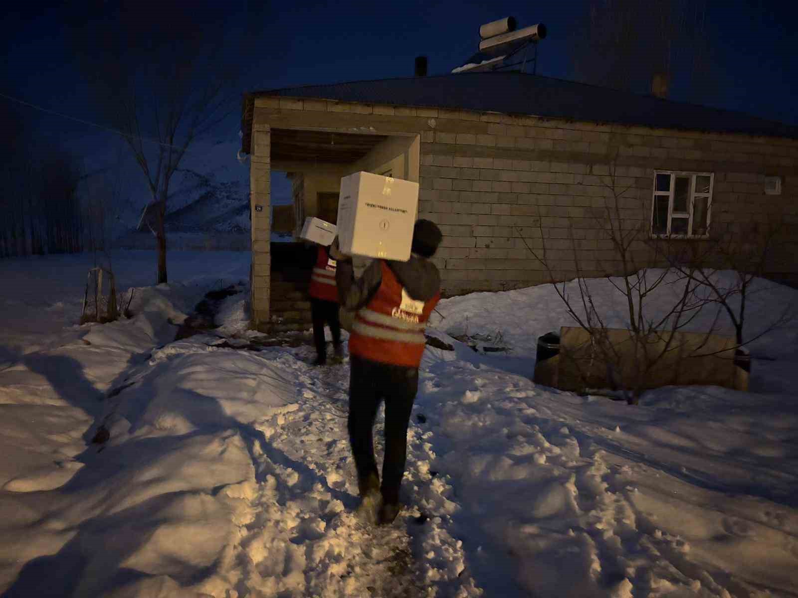 Kızılay Muradiye Şubesinden ihtiyaç sahibi ailelere gıda desteği
