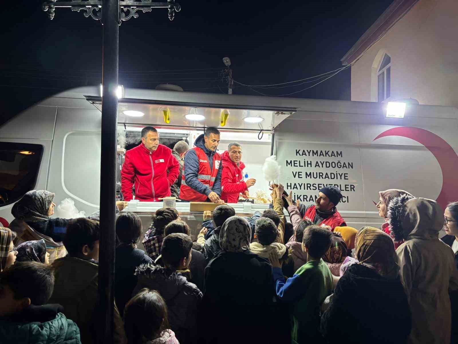 Kızılay Muradiye Şubesi’nden teravih sonrası ikram
