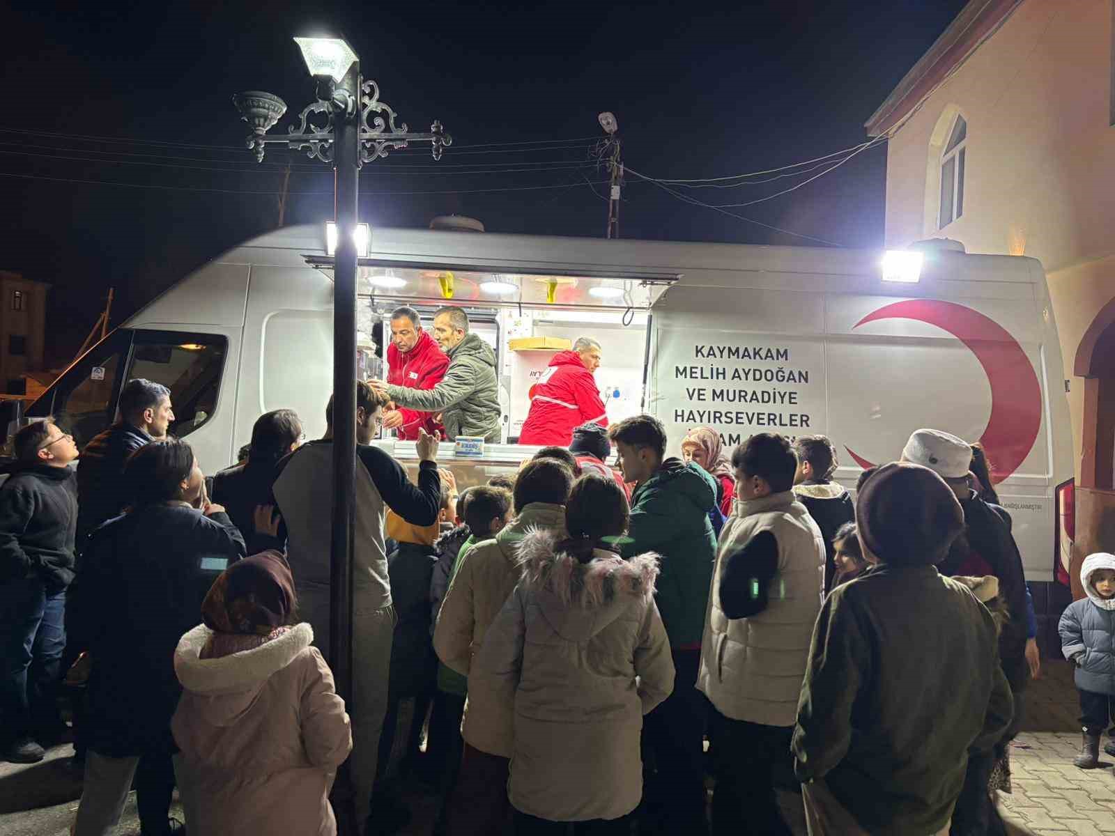 Kızılay Muradiye Şubesi’nden teravih sonrası ikram
