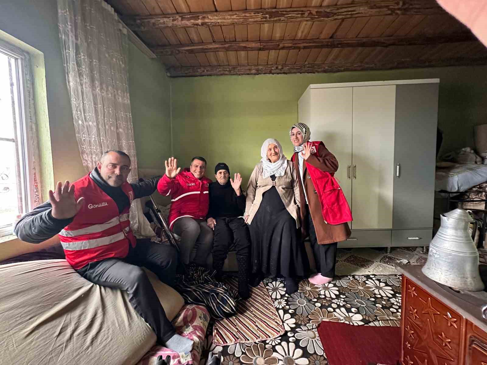 Kızılay Muradiye Şubesinden yaşlılar ziyaret
