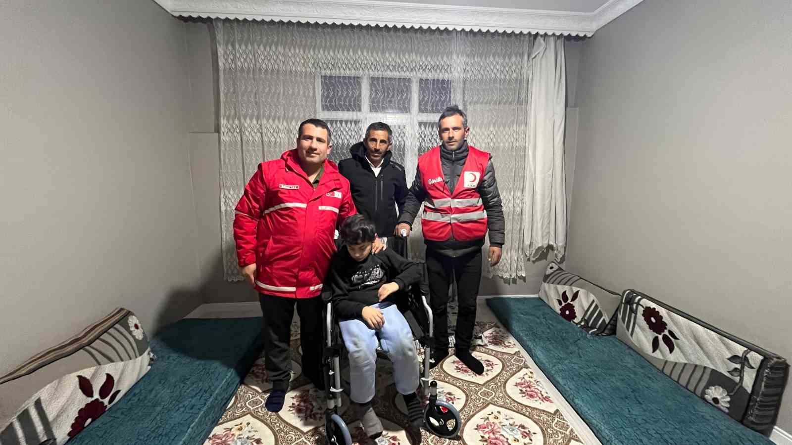 Kızılay’dan engelli bireylere tekerlekli sandalye desteği
