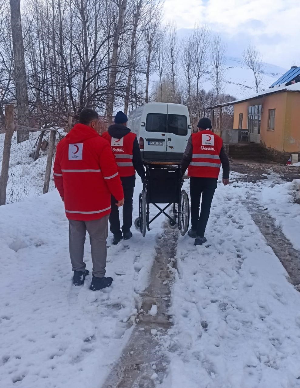 Kızılay’dan gazi eşine tekerlekli sandalye desteği
