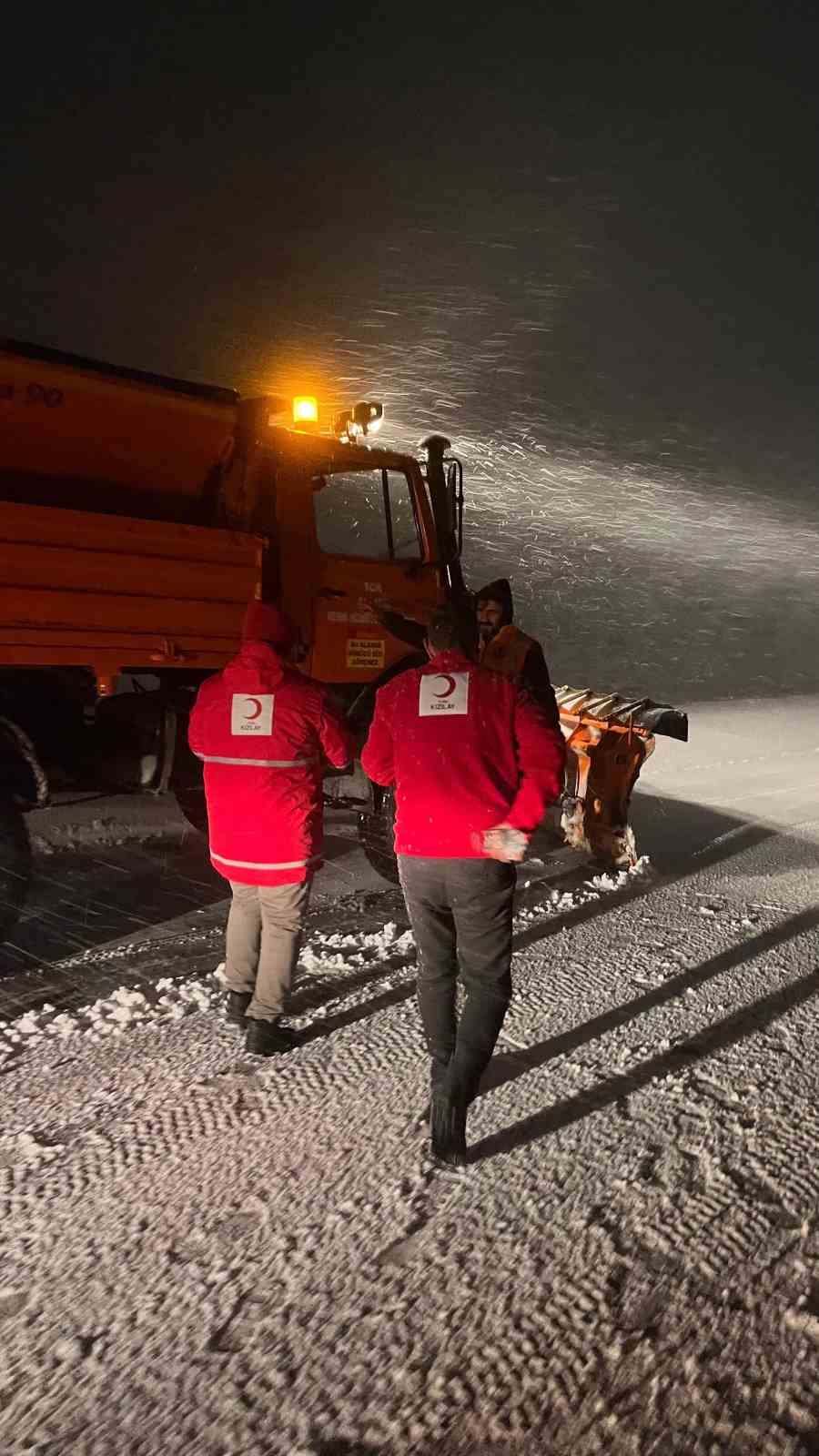 Kızılay’dan mahsur kalan sürücülere kumanya desteği
