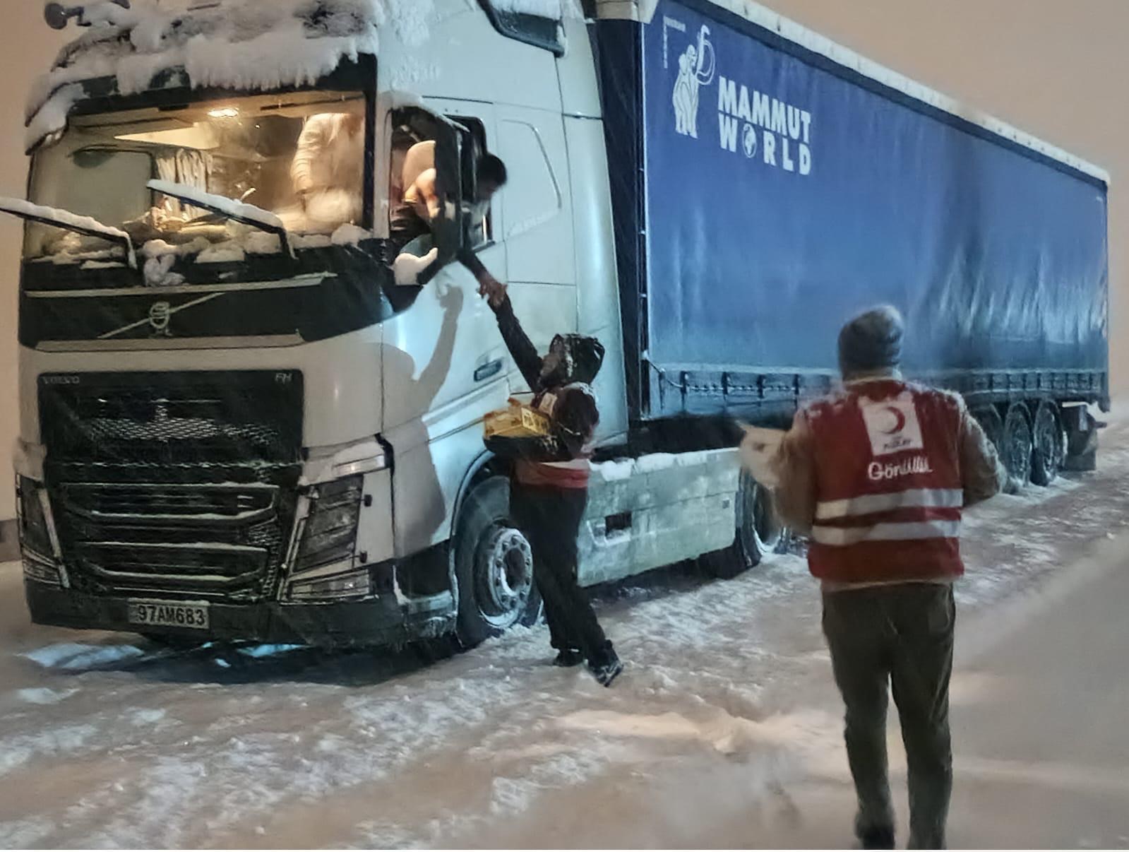 Kızılay’dan Tendürek Geçidi’nde sürücülere sıcak destek
