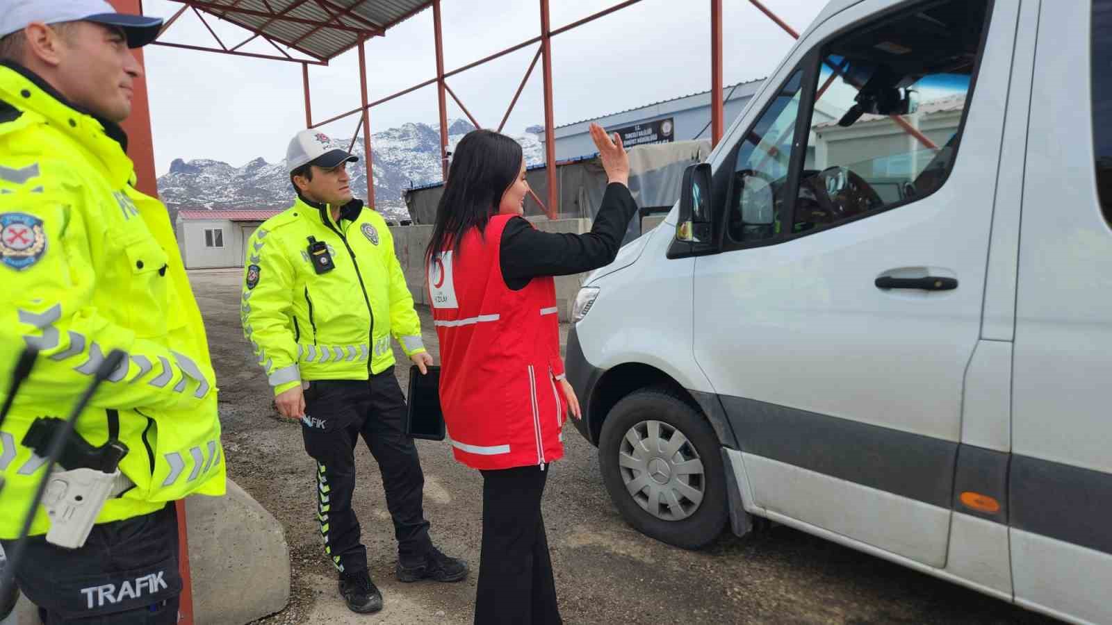 Kızılay’dan trafik noktalarında anlamlı destek
