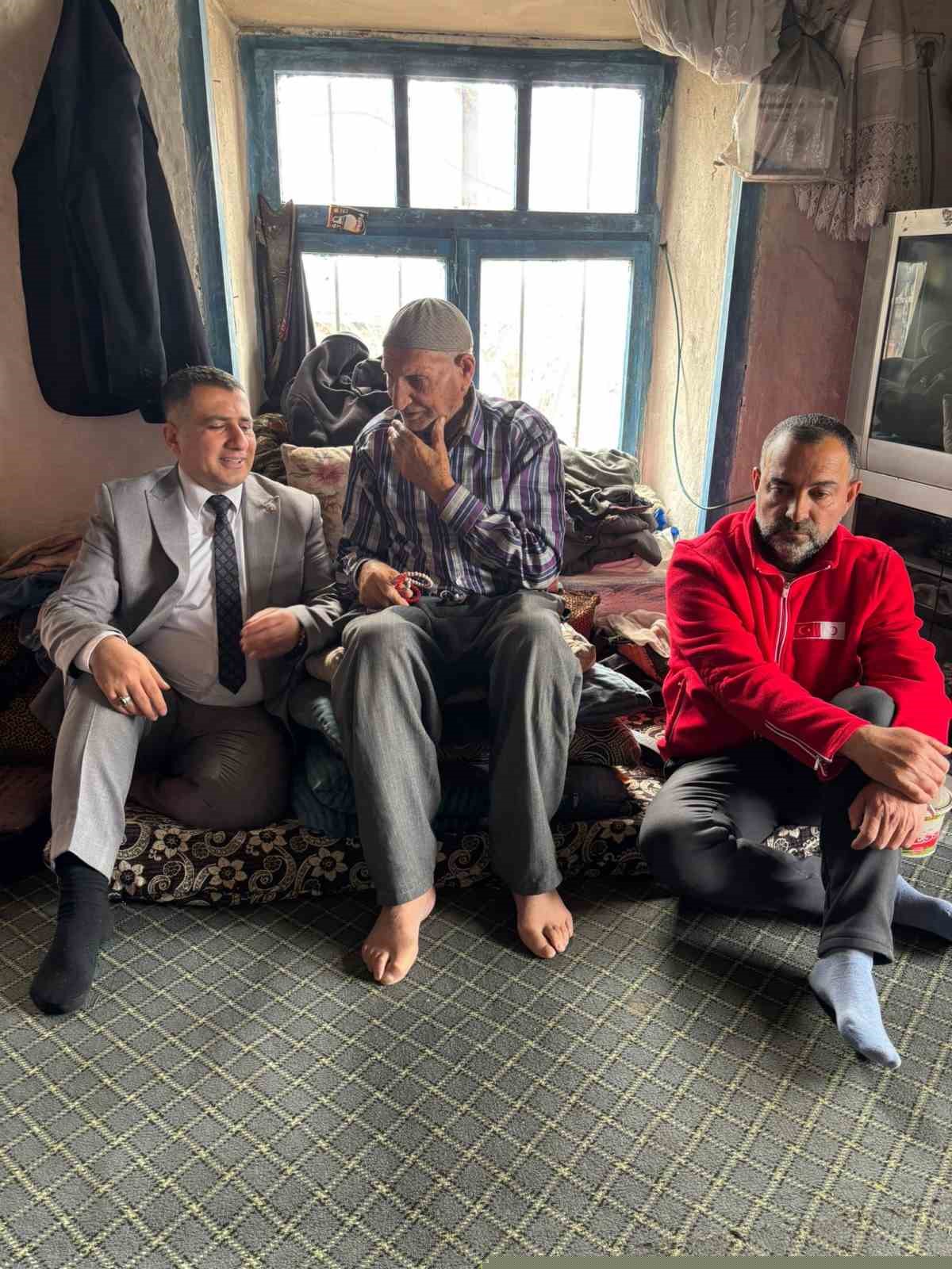 Kızılay’dan yalnız yaşayan yaşlılara bayram ziyareti
