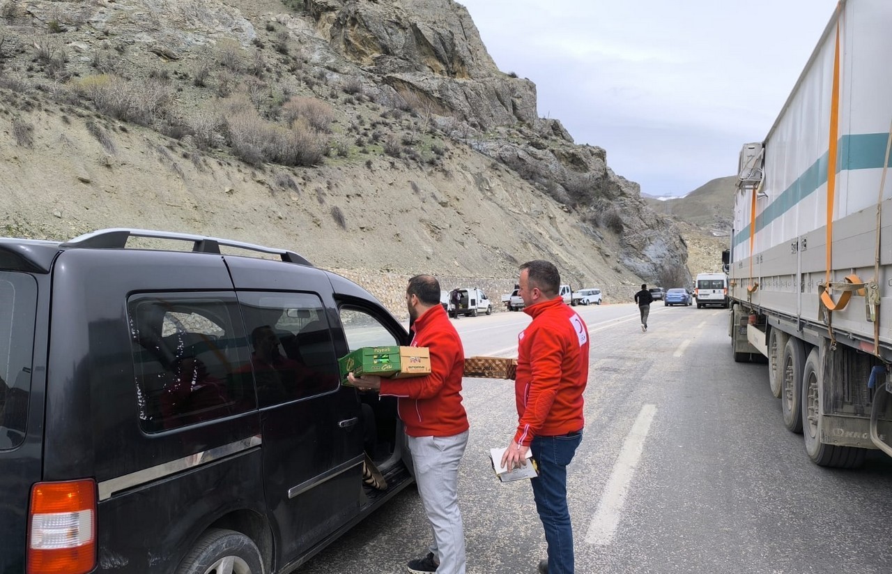 Kızılay’dan yolda kalanlara kumanya desteği
