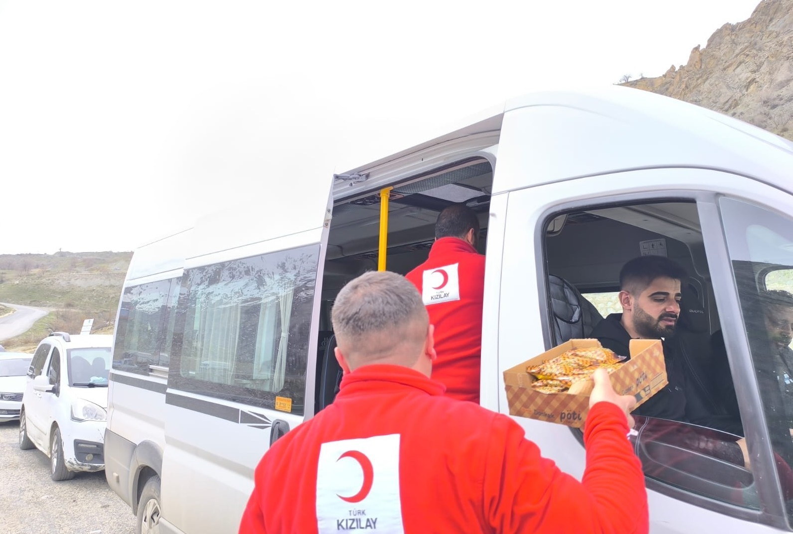 Kızılay’dan yolda kalanlara kumanya desteği
