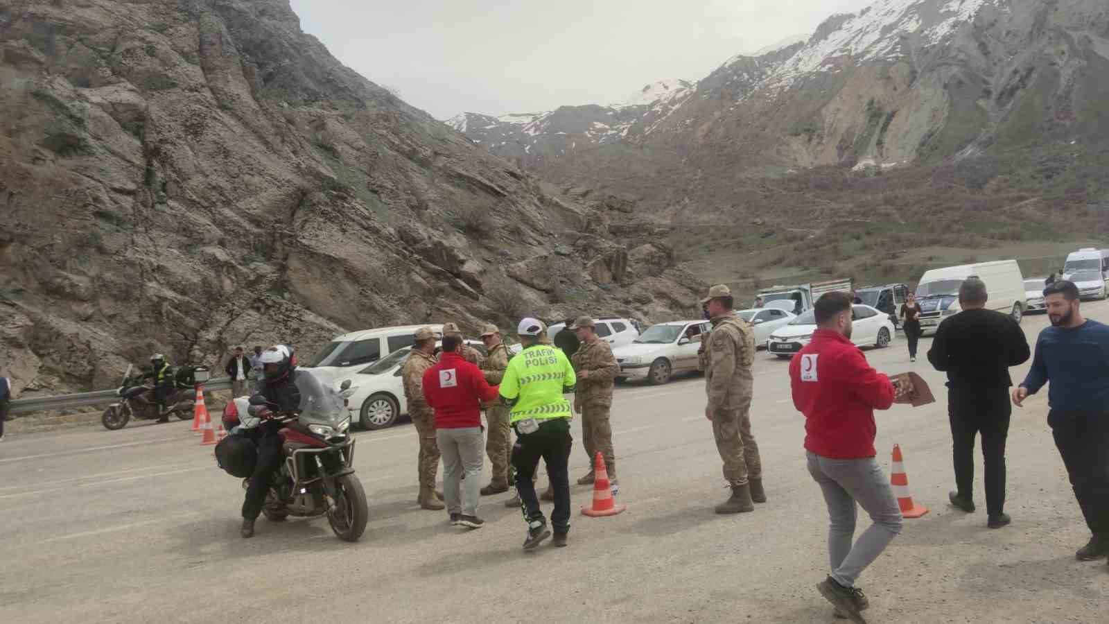 Kızılay’dan yolda kalanlara kumanya desteği
