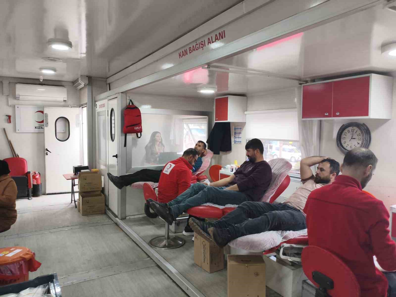 Kızılay’ın Ahlat’taki kan bağışına vatandaşlardan yoğun ilgi
