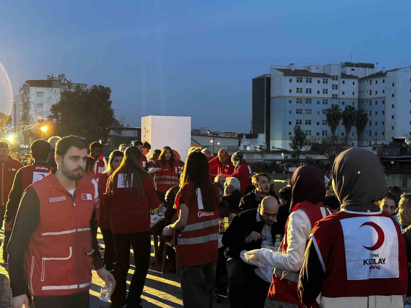 Kızılay’ın geleneksel Taşköprü iftarında binlerce kişi aynı sofrada buluştu

