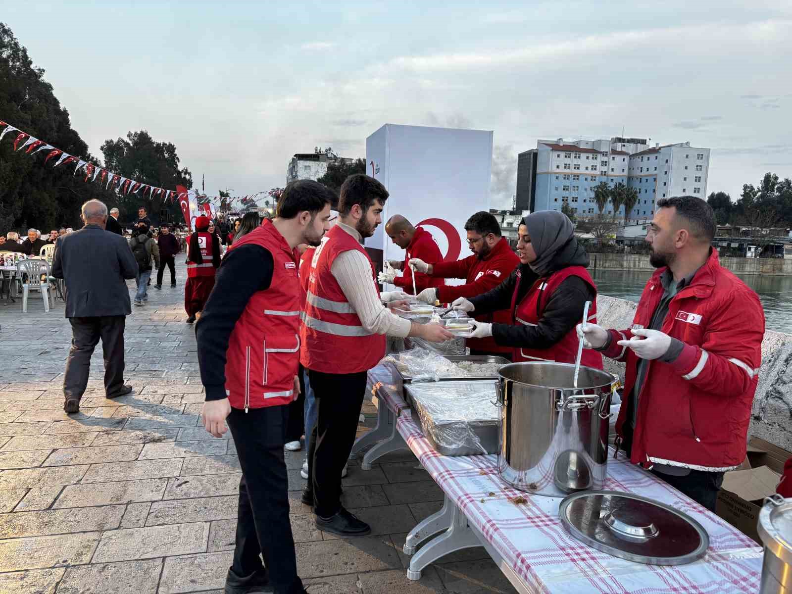 Kızılay’ın geleneksel Taşköprü iftarında binlerce kişi aynı sofrada buluştu
