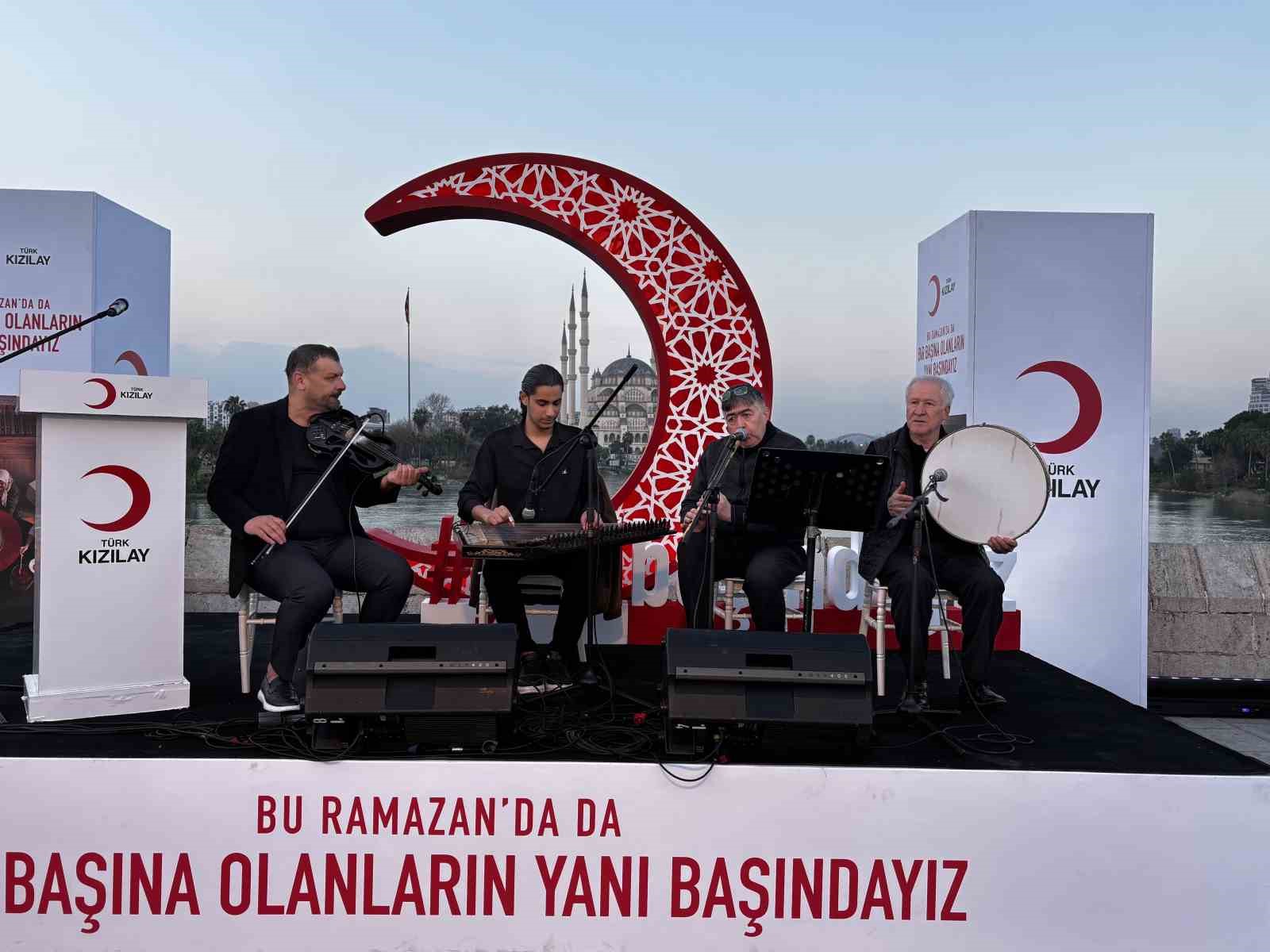 Kızılay’ın geleneksel Taşköprü iftarında binlerce kişi aynı sofrada buluştu
