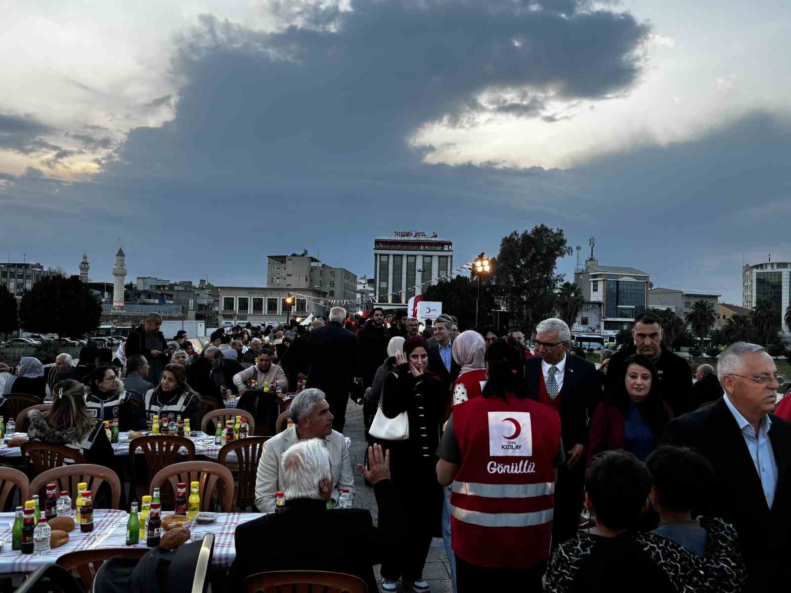 Kızılay’ın geleneksel Taşköprü iftarında binlerce kişi aynı sofrada buluştu
