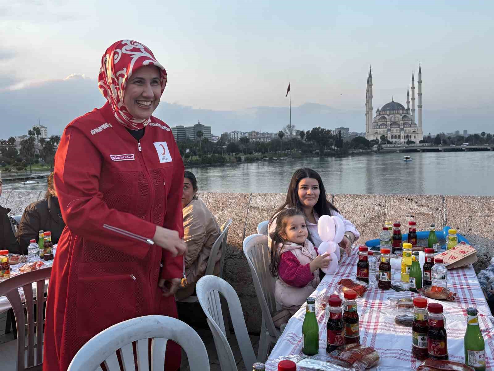 Kızılay’ın geleneksel Taşköprü iftarında binlerce kişi aynı sofrada buluştu
