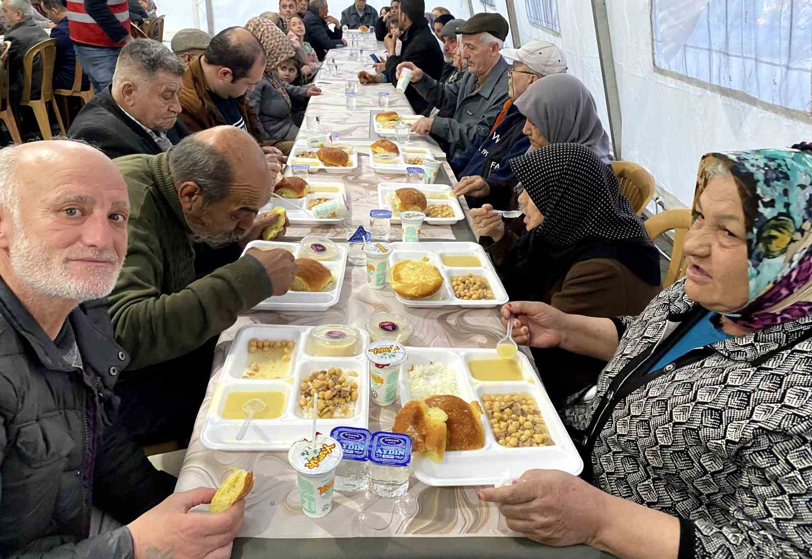 Kızılay’ın iftar çadırı Alaşehir’de dayanışmanın simgesi oldu
