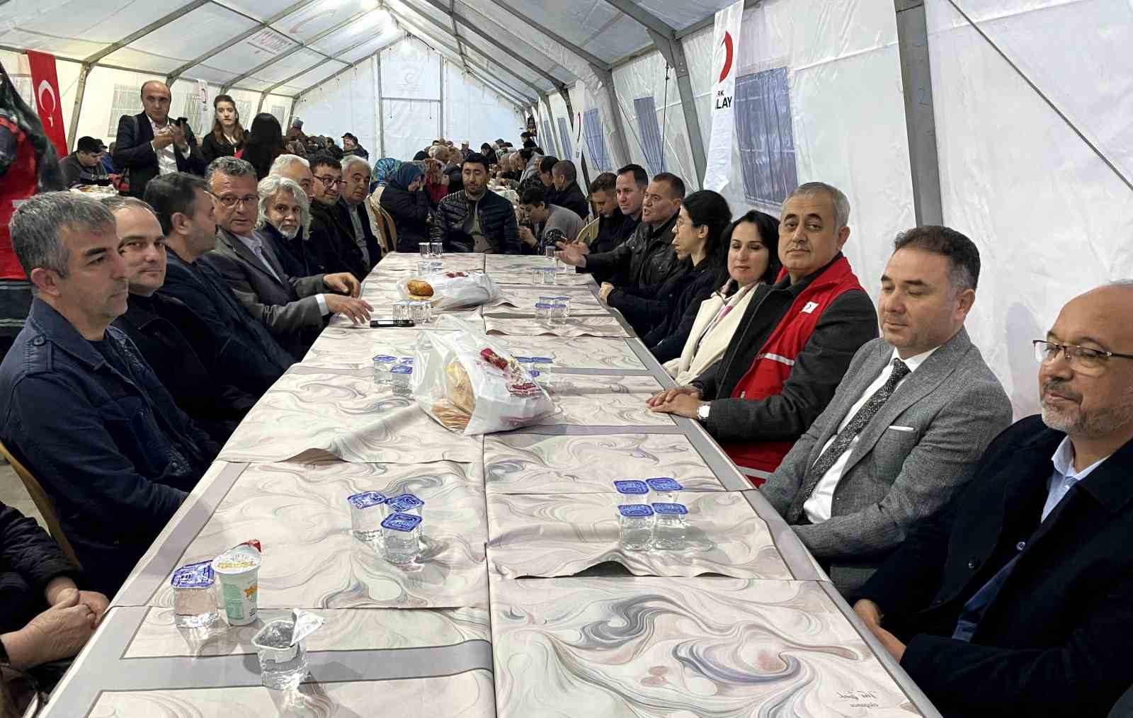 Kızılay’ın iftar çadırı Alaşehir’de dayanışmanın simgesi oldu
