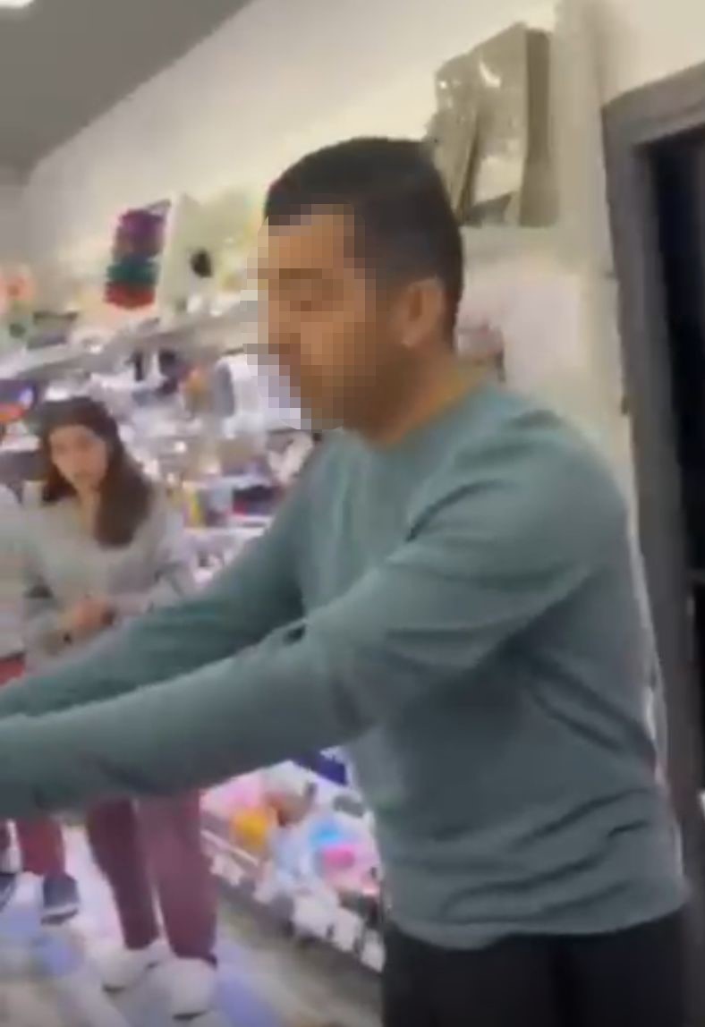 Kızların fotoğraflarını izinsiz çekerken yakalandı
