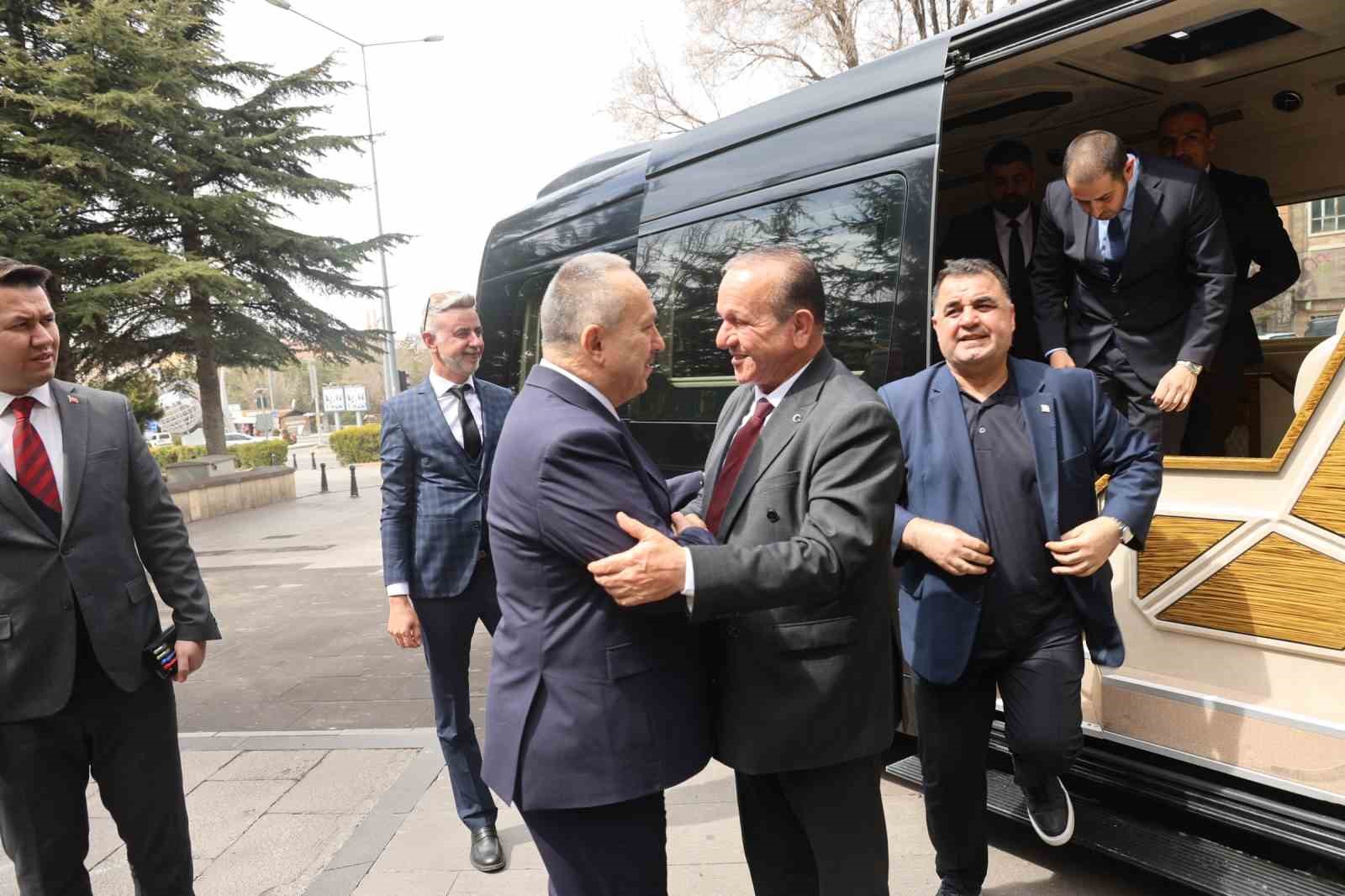 KKTC Başbakan Yardımcısı Ataoğlu: "Farklı ülkelere gitmek yerine kendi adamızı ziyaret edin"
KKTC Başbakan Yardımcısı Ataoğlu: "Farklı ülkelere gitmek yerine kendi adamızı ziyaret edin"