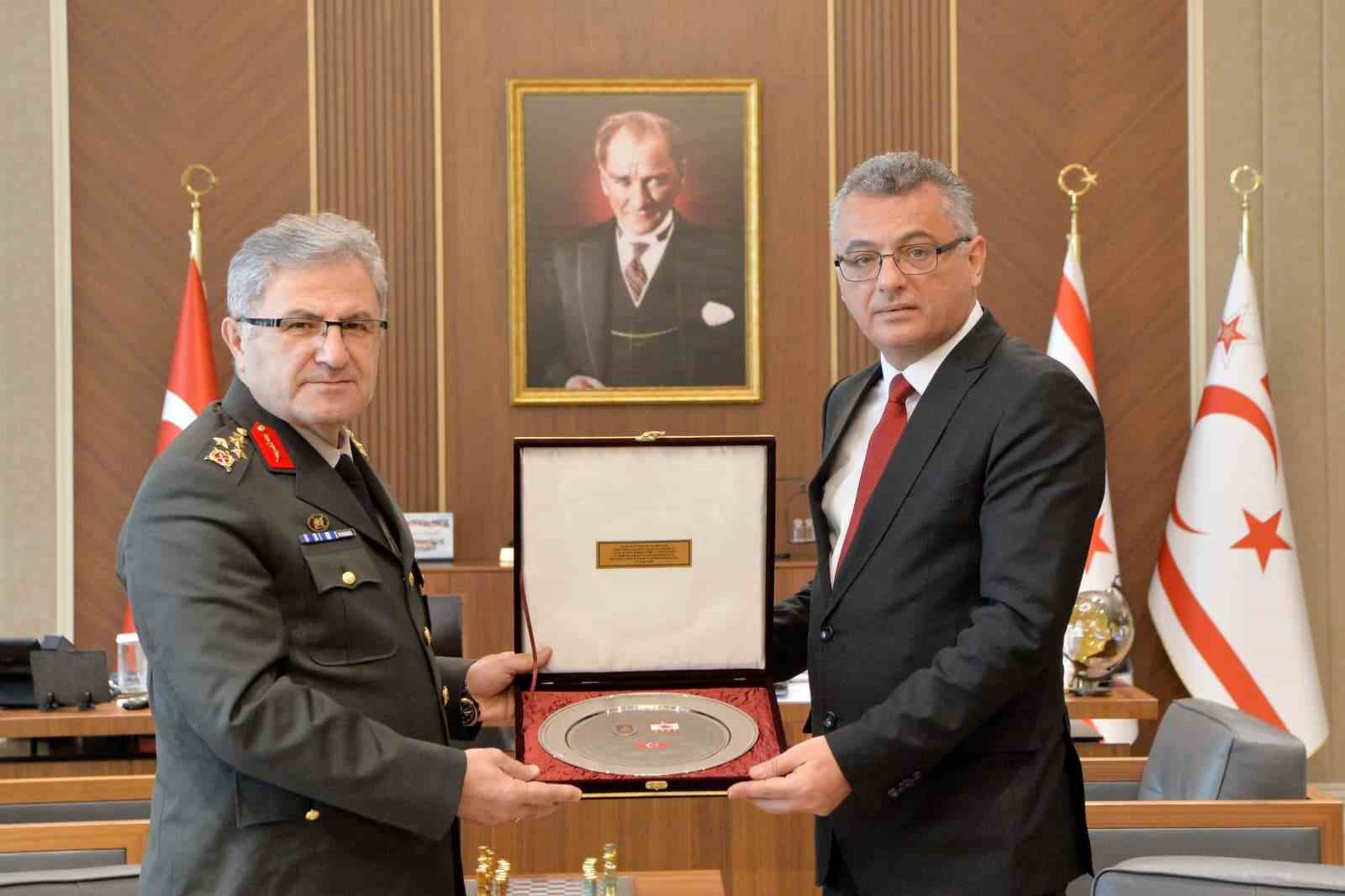 KKTC Cumhurbaşkanı Erhürman, Kara Kuvvetleri Komutanı Orgeneral Tokel ile görüştü
