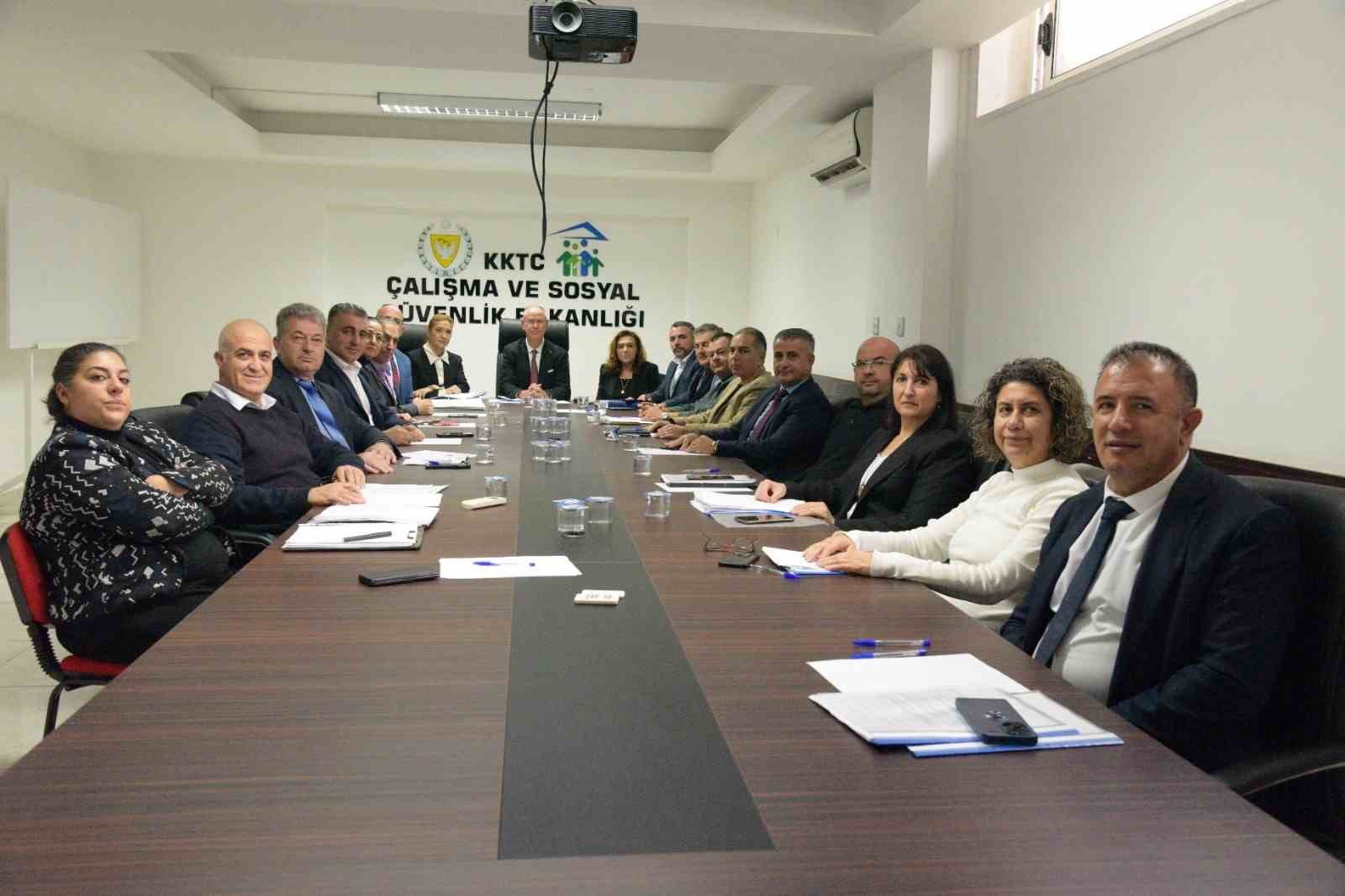 KKTC’de asgari ücret net 52 bin 738 TL oldu
KKTC’de asgari ücret net 52 bin 738 TL oldu