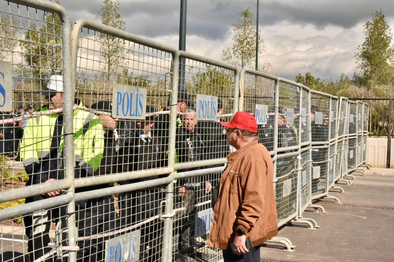 KKTC’de fiber optik protokolüne karşı Meclis önünde eylem
