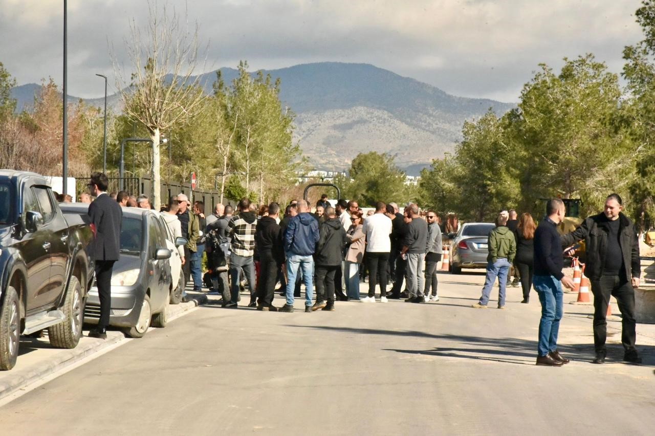 KKTC’de fiber optik protokolüne karşı Meclis önünde eylem
