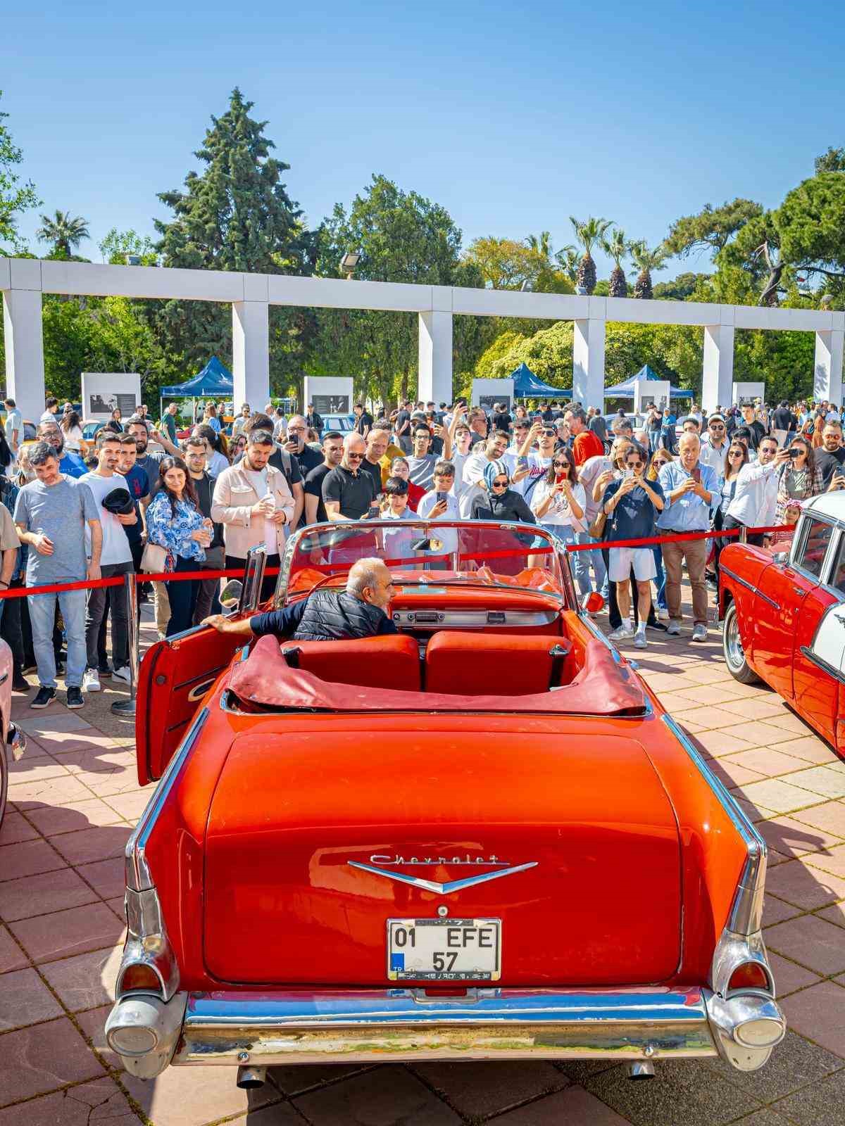 Klasik Otomobil Sergisi ziyaretçilerini zaman yolculuğuna çıkardı
