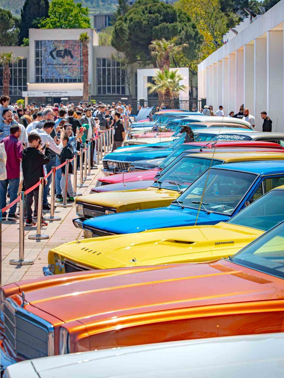 Klasik Otomobil Sergisi ziyaretçilerini zaman yolculuğuna çıkardı
