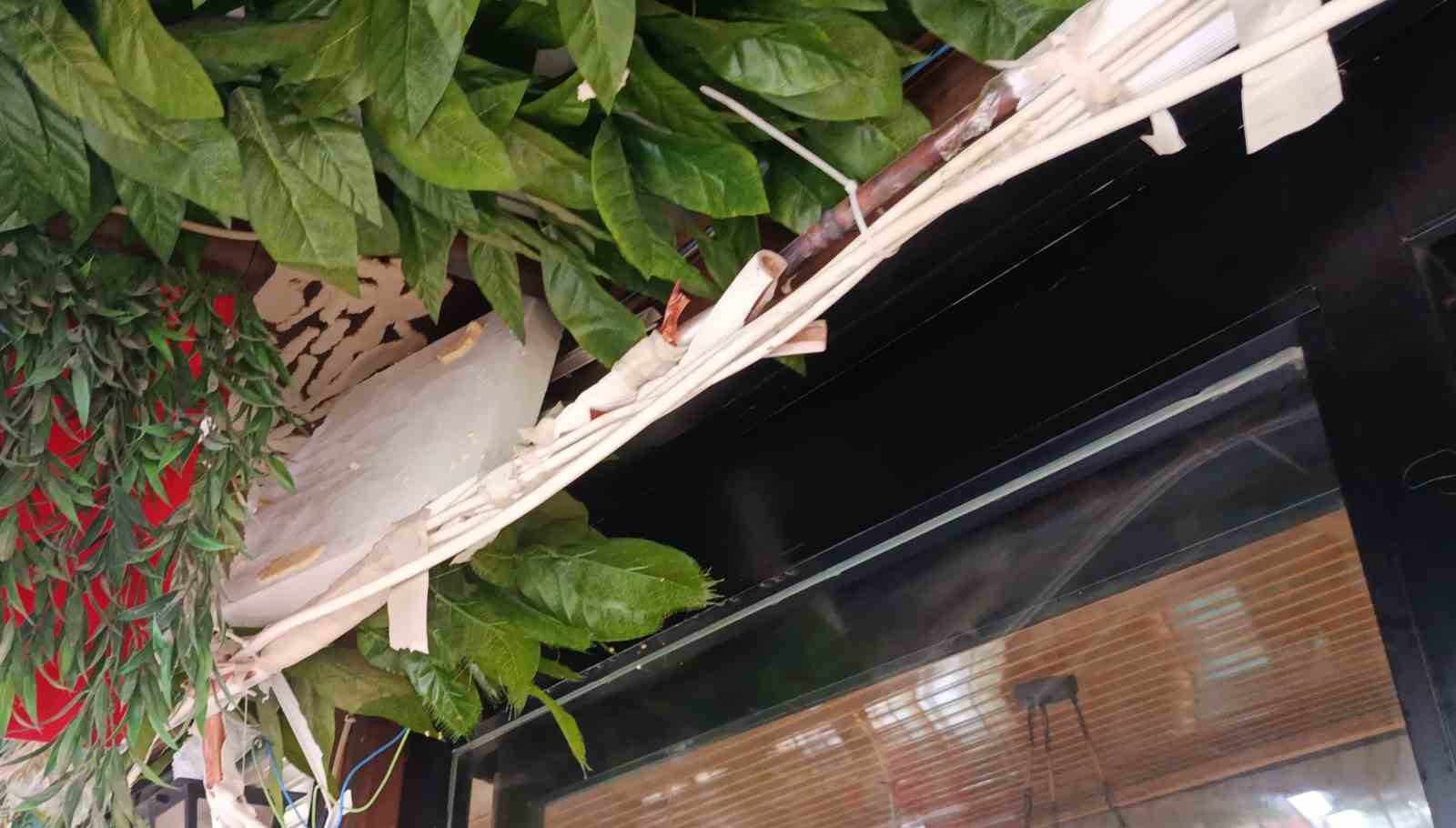 Klima borusu bomba gibi patladı: Müşteriler sokağa kaçtı
