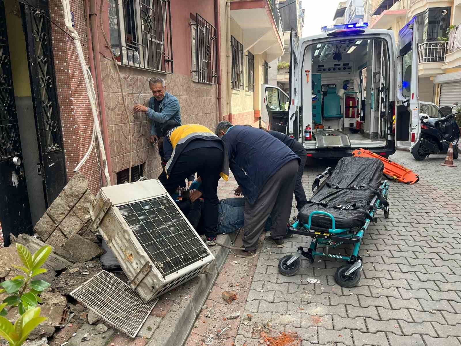 Klima motoru yerinden çıktı, işçi yere çakıldı
