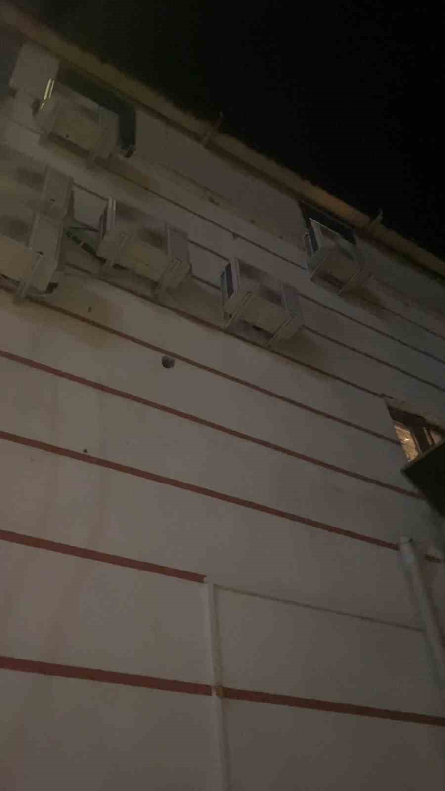 Klima motoruna sıkışan yavru kedi kurtarıldı
