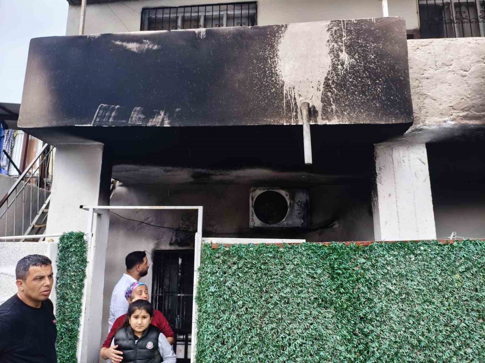 Klima patladı, evde yangın çıktı
