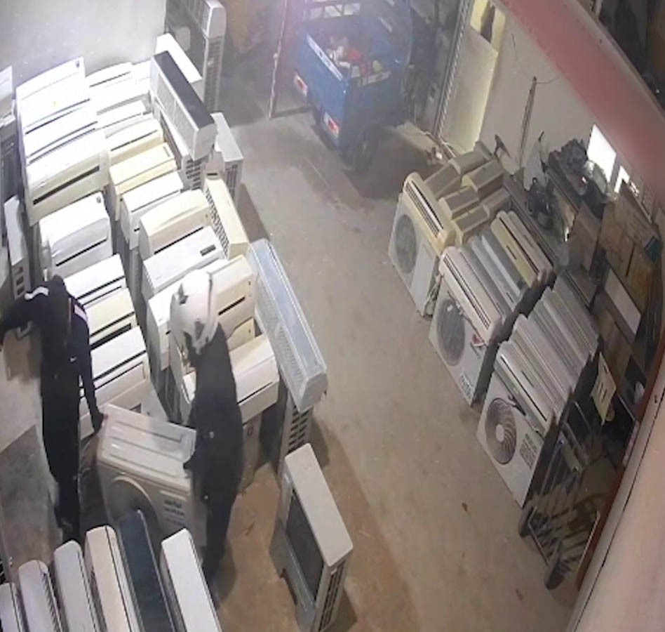 Klimayı çalarken önce kameraya, sonra polise yakalandılar
