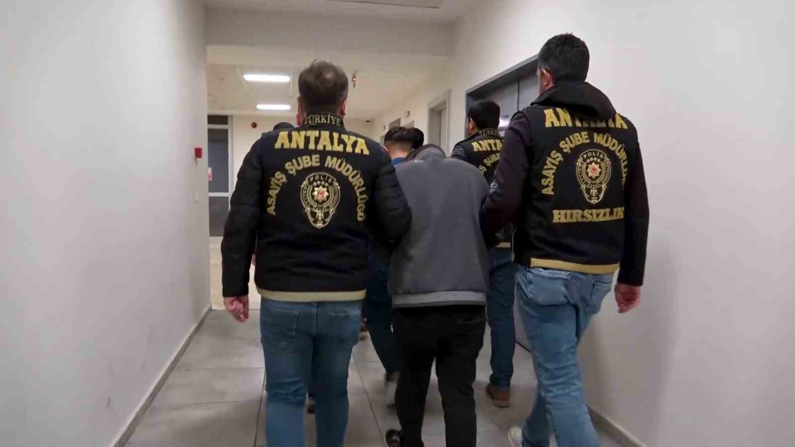 Klimayı çalarken önce kameraya, sonra polise yakalandılar
