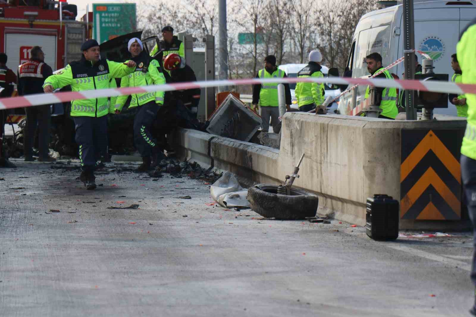 KMO’da feci kaza: Bariyerlere çarptı alev aldı, sürücü olay yerinde hayatını kaybetti
