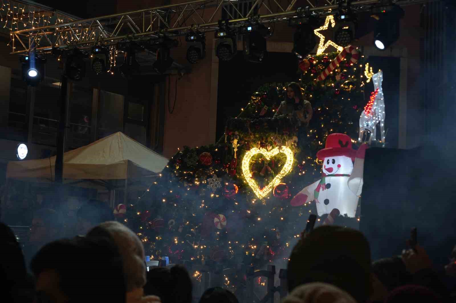 Kocaeli 2026’ya coşkuyla girdi: Sokaklar ışıltı ve neşeyle doldu
